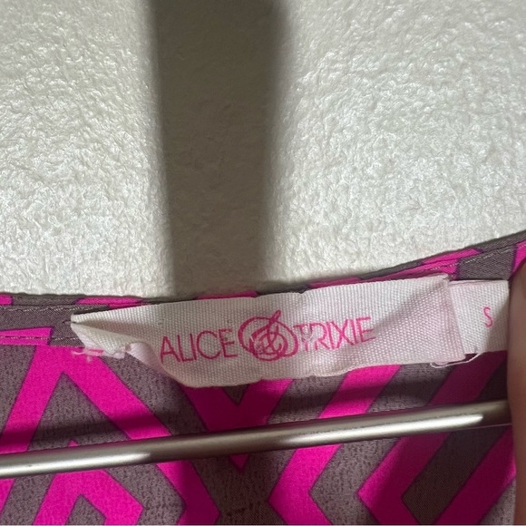 Alice & Trixie Womens Pink Orange Geometric Print Silk Tunic Top Size Small - Picture 4 of 9